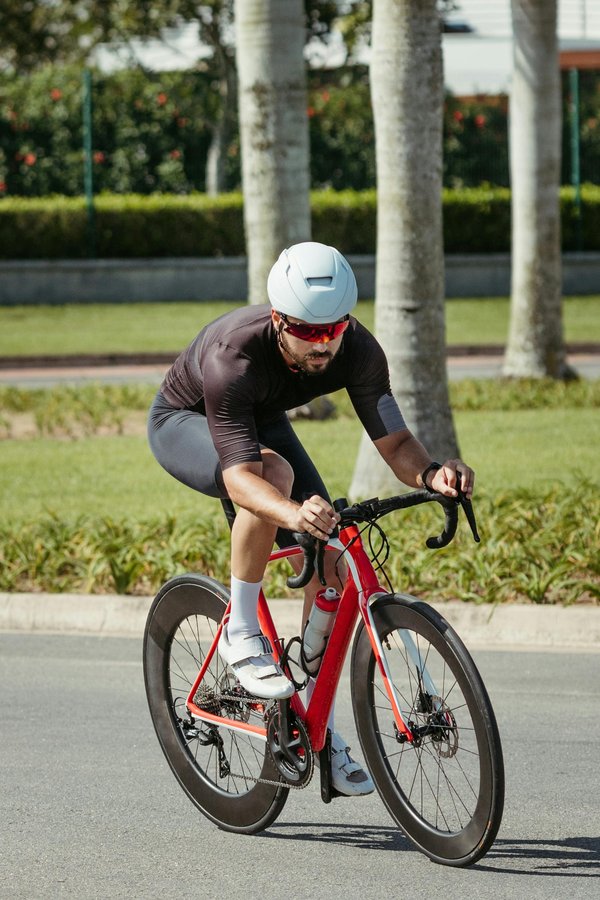 Les essentiels pour adopter la tenue de vélo vintage avec style